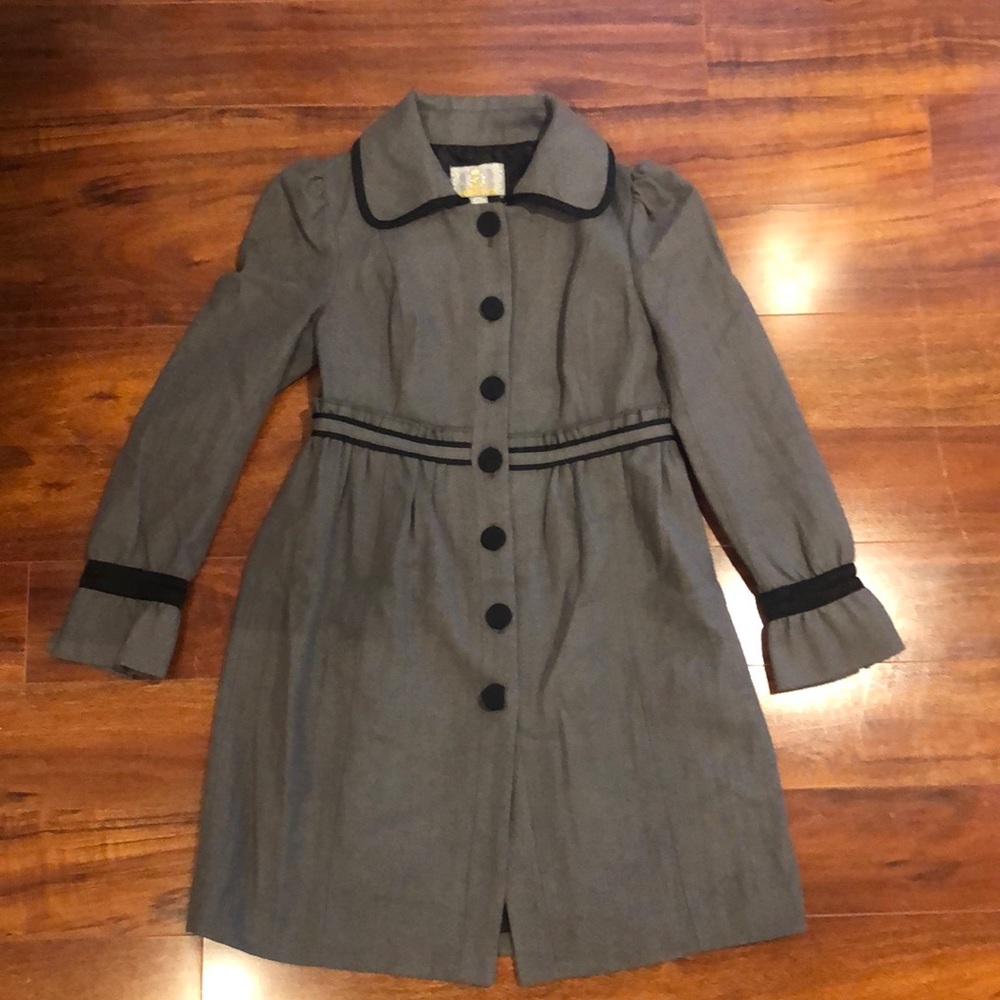 Feminine puff shoulder coat in gray and black